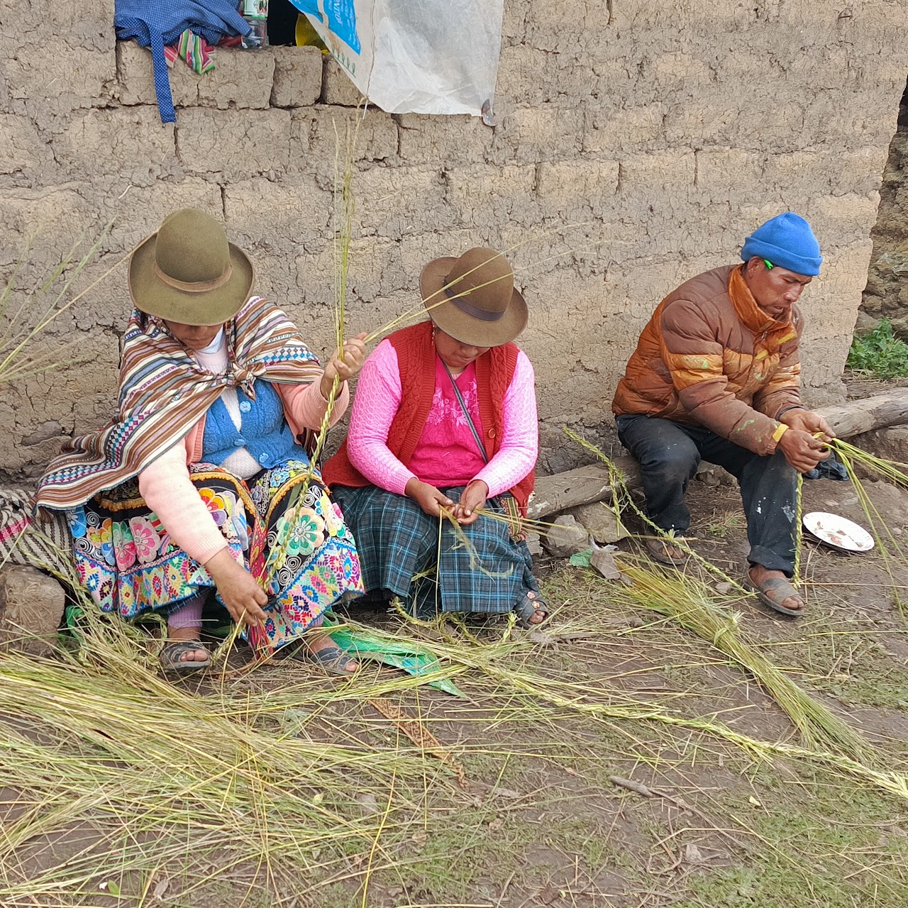 Mujeres tejiendo artesanías
